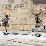 151525167-atenas-grecia-4-de-junio-de-2016-euzons-guardias-presidenciales-vigilan-el-monumento-al-soldado