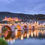 Heidelberg_Alte_Bruecke_mit_Schloss_Heidelberg_am_Abend